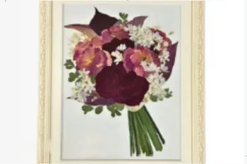 赤紫のブーケを押し花にして白い額に収めた作品