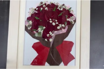 赤いバラの花束の形をそのまま押し花にして額装した作品