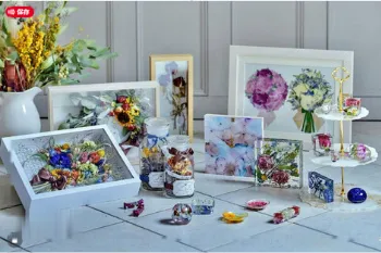 フレームやボトル、レジンの小物など、さまざまな花の作品を並べた棚