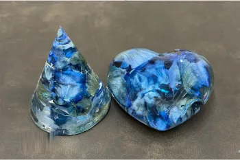 青い花を封入した円すい形とハート形のレジン作品
