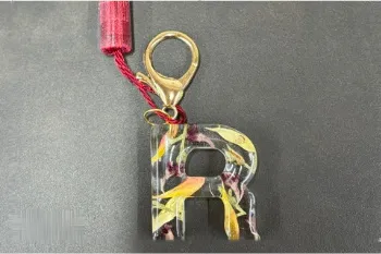 花びらを封入した、アルファベット形のレジンキーホルダー