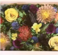 色とりどりの花を敷き詰めたウッドボックス