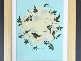水色の台紙に白い花をあしらった押し花フレーム