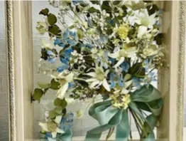 白と青の小花にリボンを添えた、立体的なフラワーボックス