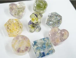 ハート形や六角形など、花を封入した小さなレジン作品