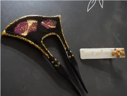 花びらと金箔を封入した、かんざしとヘアクリップ