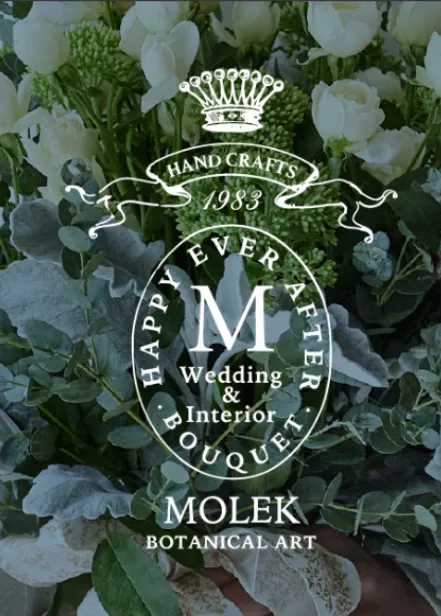 白い花とグリーンの上に重ねた MOLEK BOTANICAL ART のロゴ