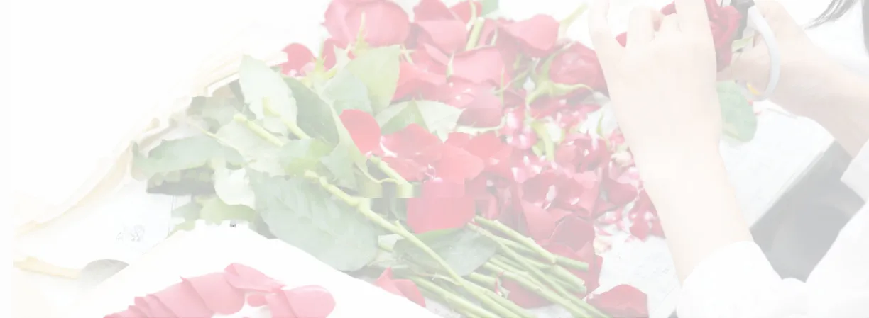 赤いバラの花びらを一枚ずつ並べている手元