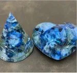 青い花のピラミッドとハート型レジン