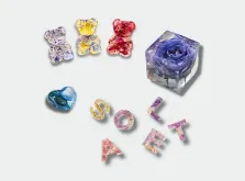 花を封入したレジンのベアやキューブ、アルファベットのパーツ