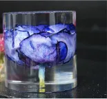 紫の花を封入したグラス型レジン