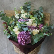 紫と白の花を合わせたお祝いの花束