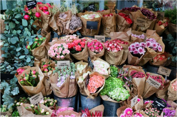色とりどりの生花が並ぶ花屋の店先