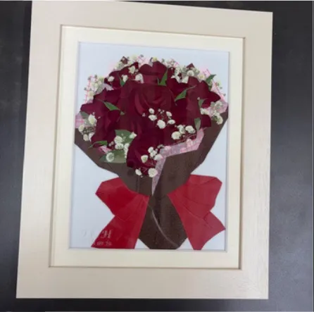 赤いバラの花束を押し花にして額装した作品