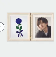 青いバラの押し花と写真を並べた二つ折りの額