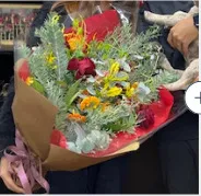 グリーンと赤い花の花束