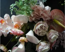 ピンクと白を基調にした花のアレンジメント