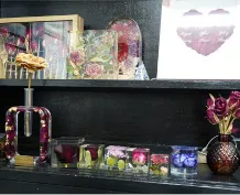 棚に並んだレジン作品やフレーム作品のサンプル
