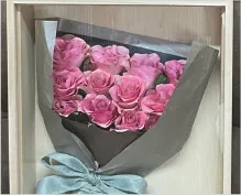 ピンクのバラの花束をフレームに収めた完成作品
