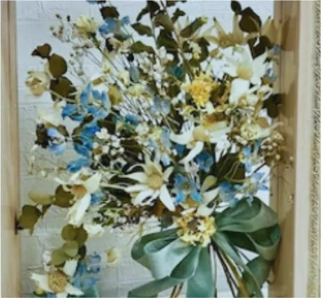 青と白の花で仕立てたブーケの押し花フレーム