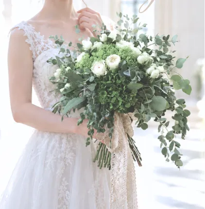 白とグリーンのブーケを持つ花嫁