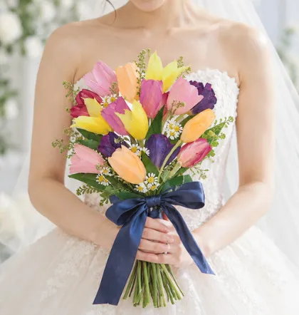 チューリップのブーケを持つ花嫁