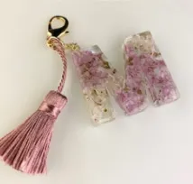 イニシャル型の押し花レジンキーホルダー