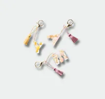 押し花レジンのイニシャルキーホルダー