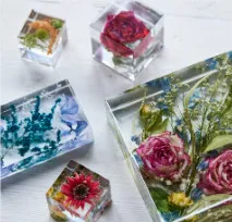 花を封入したキューブ型レジン